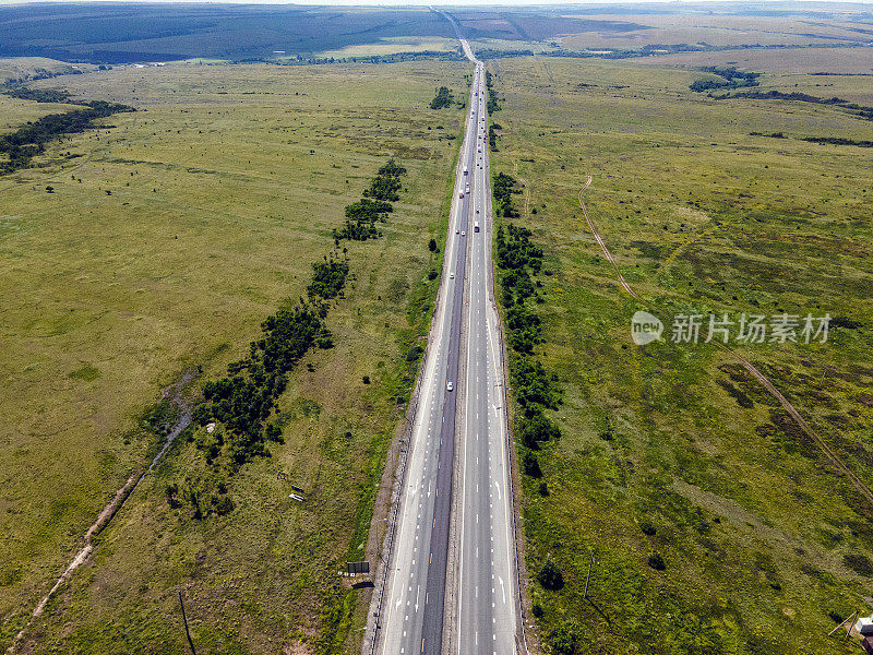 通过农田的公路鸟瞰图