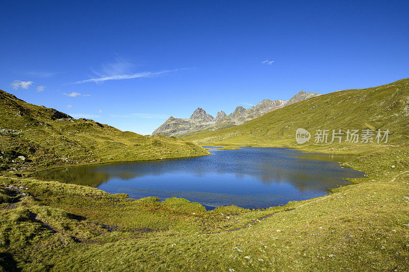 山中美丽的小湖