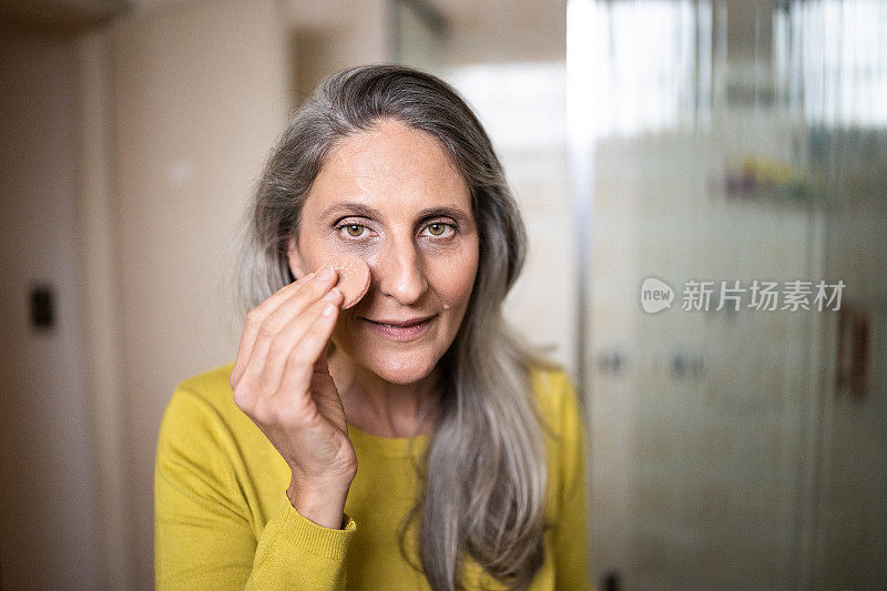 成熟女人在家里化妆