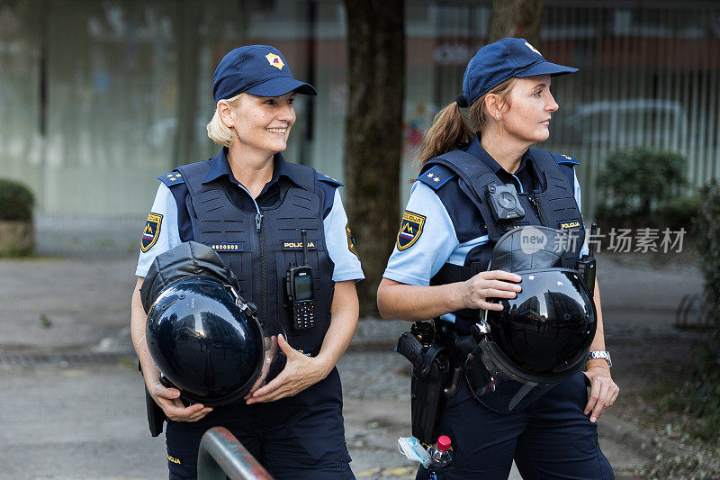 全副武装的女警察在斯洛文尼亚国家电视台RTV前观察和监测OPS运动的和平抗议