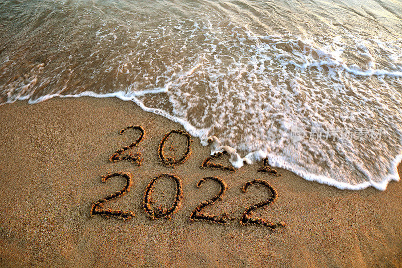 2022年和2021年，沙滩上有海浪