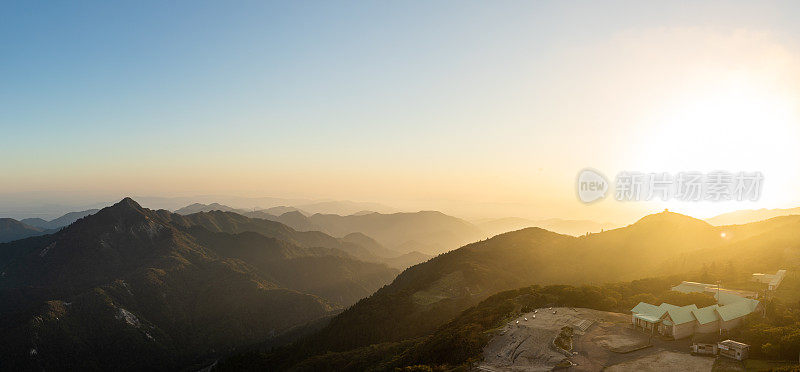 日落时群山的广阔全景