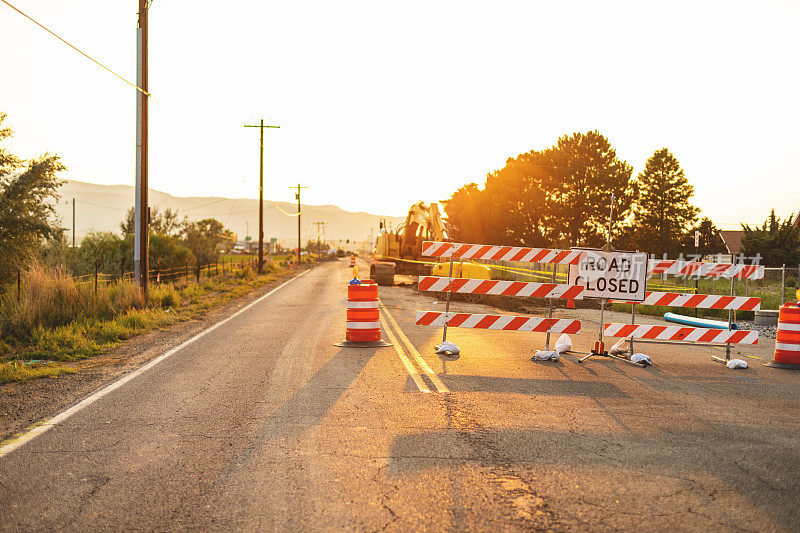 西班牙工人设置障碍和指挥交通街道道路和高速公路建设照片系列