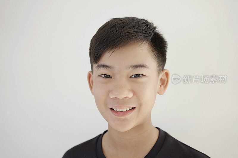 头像的快乐，自信和健康混血亚洲青少年男孩微笑的脸，青年日