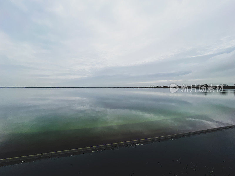 在雨天，德国林根市有一个名为“Speicherbecken”的湖。