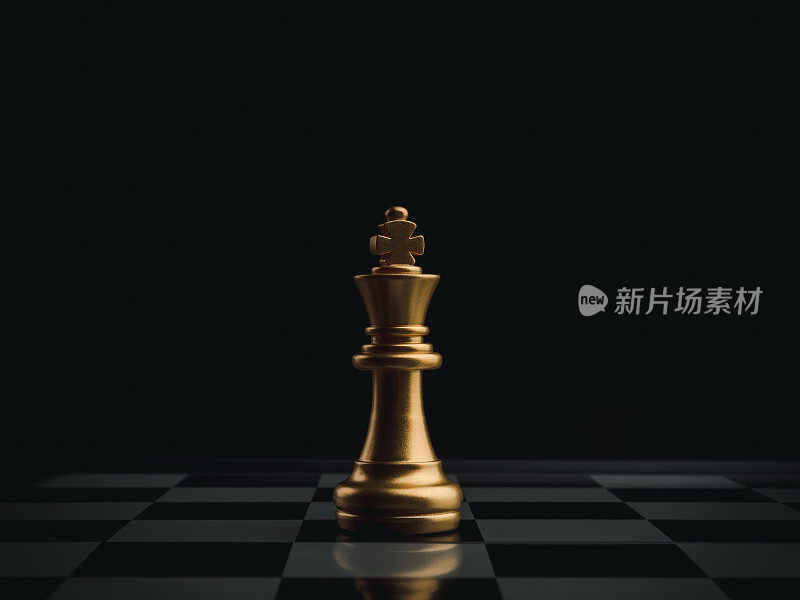 黑色背景下，金色的国王棋子独自站在棋盘上。领导者、影响者、孤独者、指挥者、强者，以及企业战略理念。