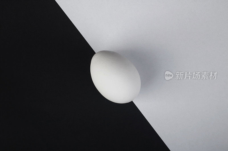 白色的蛋在黑白的背景