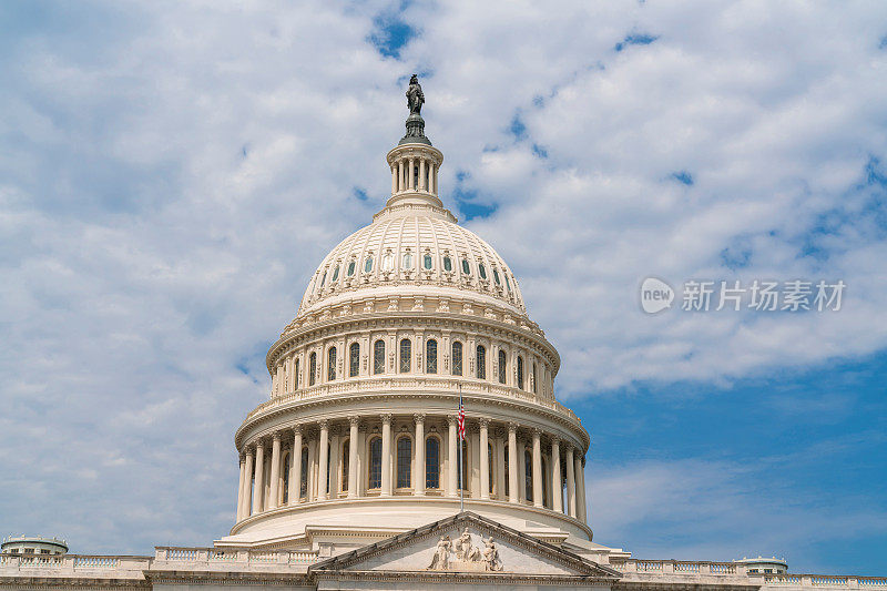 靠近传统新古典主义建筑的国会大厦圆顶建筑，华盛顿特区，美国。国会的家。立法部门的概念，美国的政治制度。蓝色的多云的天空