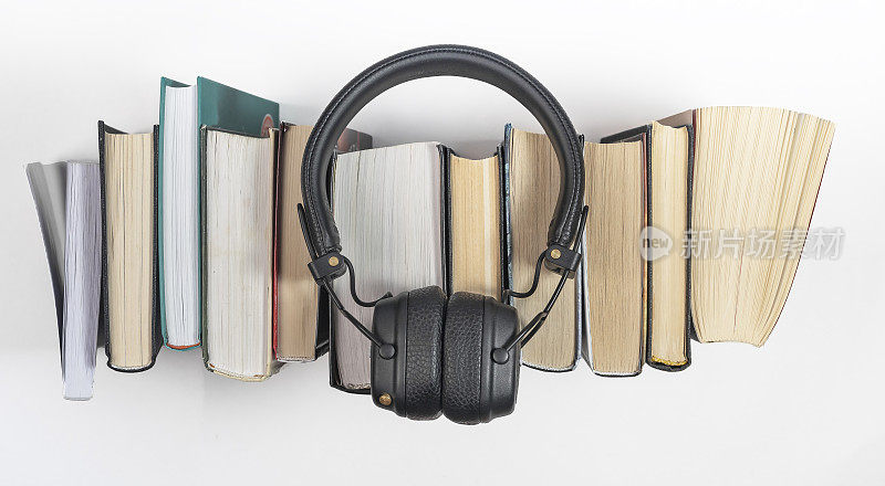 有声书堆耳机，俯视图。有声读物阅读概念
