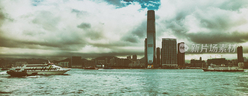 从渡轮上俯瞰香港的天际线。