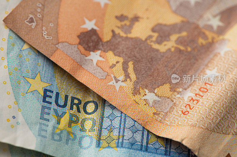 欧元纸币。桌上摆满了钞票