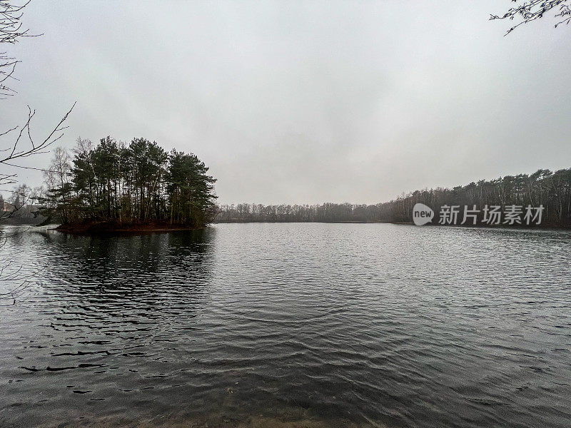 冬天天气不好时的湖泊。