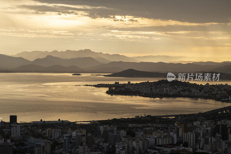 大城市傍晚的全景，海湾和大海在引人注目的天空和云彩中