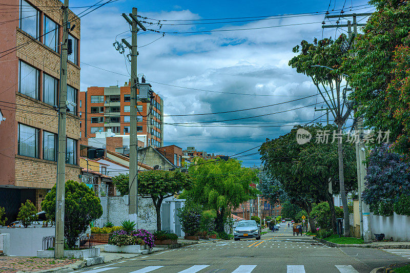 Bogotá，哥伦比亚-安第斯首都城市西行151街ceddritos住宅区司机的观点。