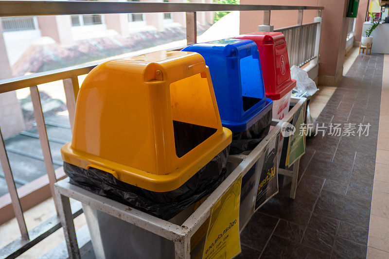 垃圾桶按颜色分为不同类型的垃圾。