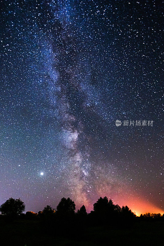 夏天的星空。天上的星星。美丽的夜晚景观。长时间的曝光。银河系。抽象的背景。深空