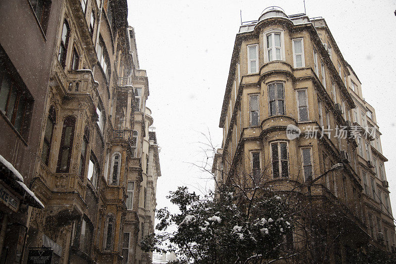 历史名城伊斯坦布尔的雪景