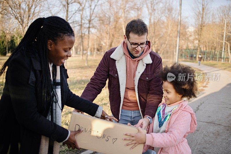 这家人把用过的衣服装在捐款箱里，装进汽车的后备箱