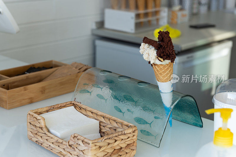 冰淇淋店里的手工冰淇淋蛋筒。