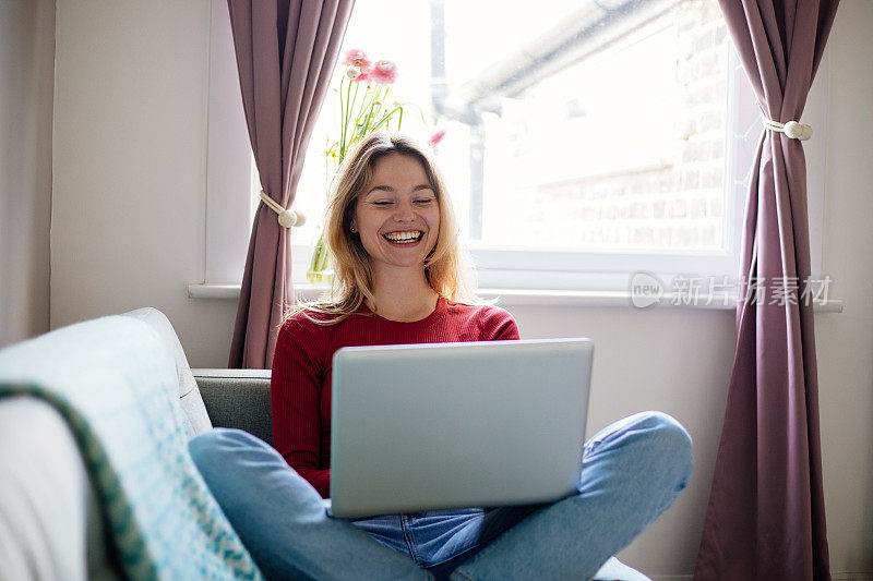 女人在家里用笔记本电脑