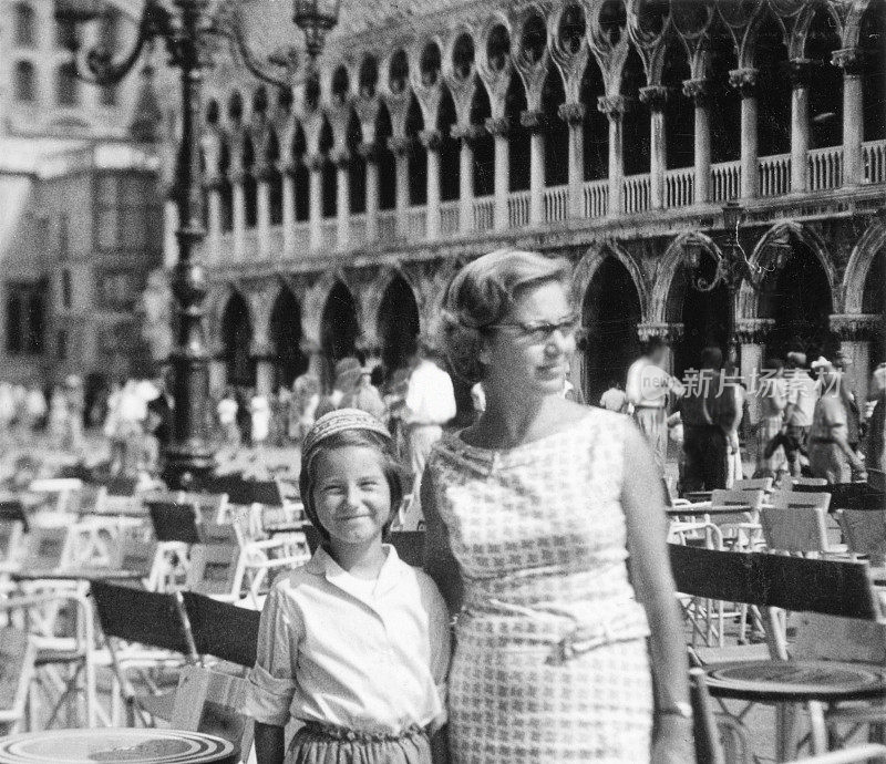 1958年，一对意大利母女在威尼斯。