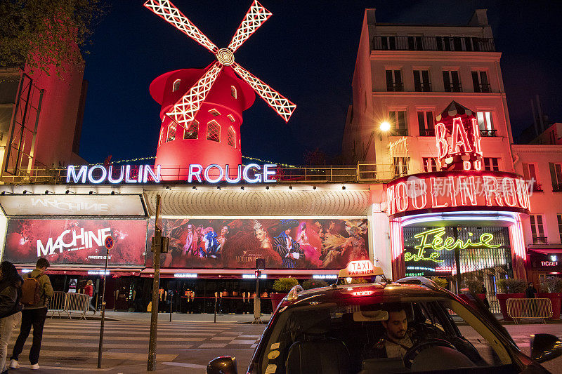 欧洲，法国，巴黎:巴黎最著名的俱乐部之一，红磨坊的霓虹灯招牌和外观