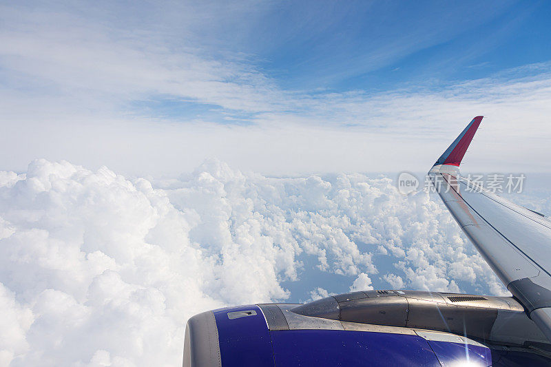 旋涡状积云在飞机机翼和发动机的湍流区视图。