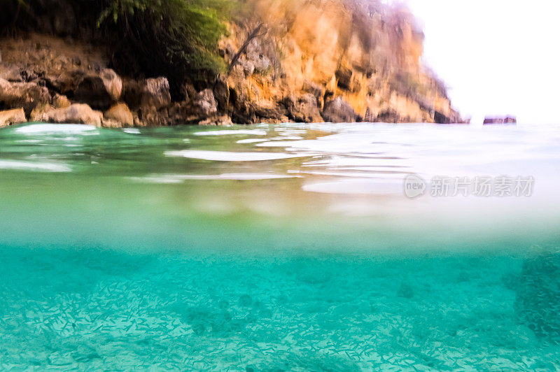 在水的一半，蓝绿色的加勒比海景与海洋咸水鱼和风景景观悬崖