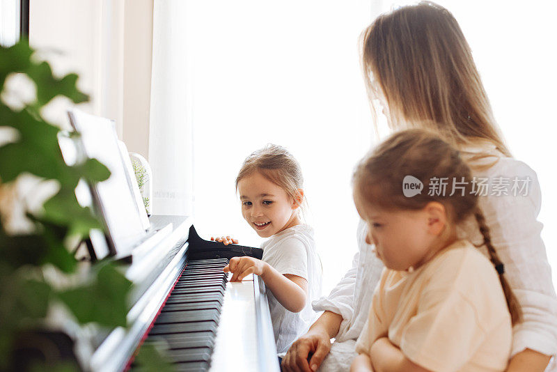 青年钢琴教师教女生学钢琴，音乐教育理念