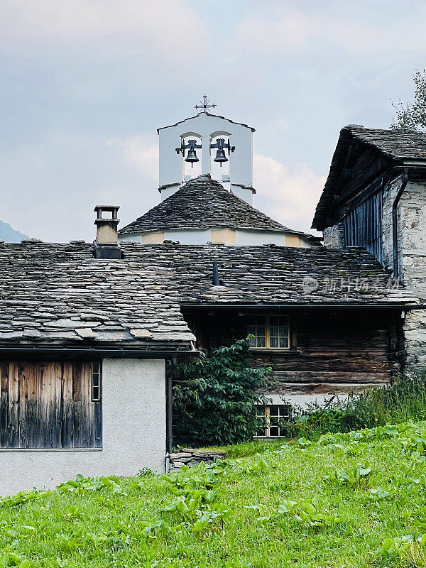 教堂钟楼在一个小山村，瓦尔斯莱，格劳宾登州