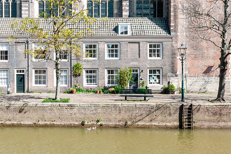运河边典型的荷兰式房屋。