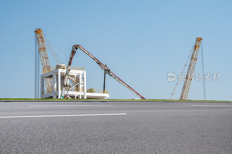 空无一人的高速公路旁正在修建的建筑