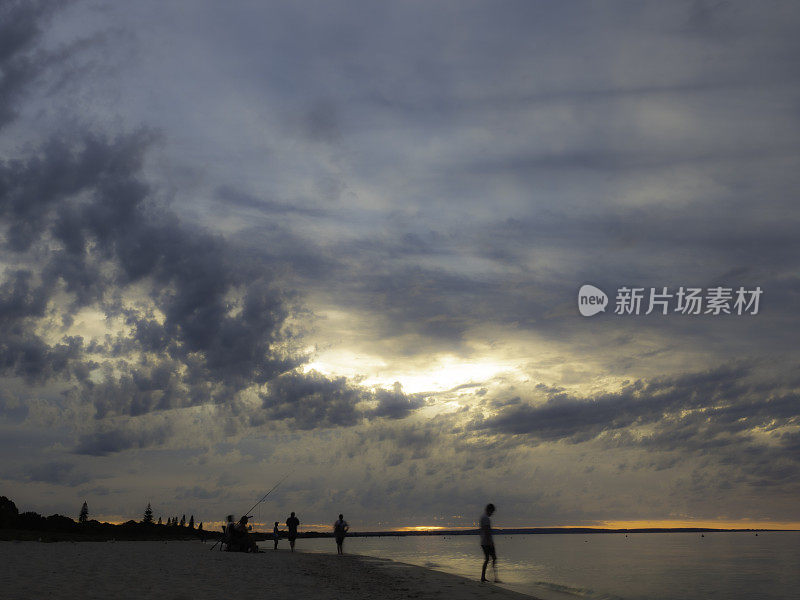 多云阴沉的海滩日落