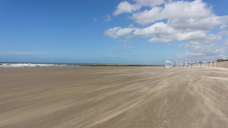 在比利时的奥斯坦德，北海一望无际的沙滩上，海风吹着沙子