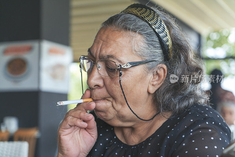 吸烟的老妇人