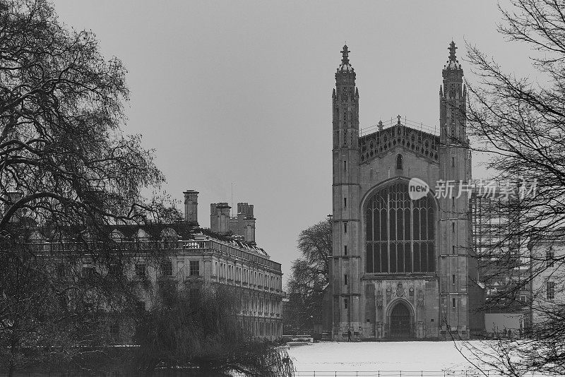 剑桥国王学院教堂周围的地面和屋顶上的雪