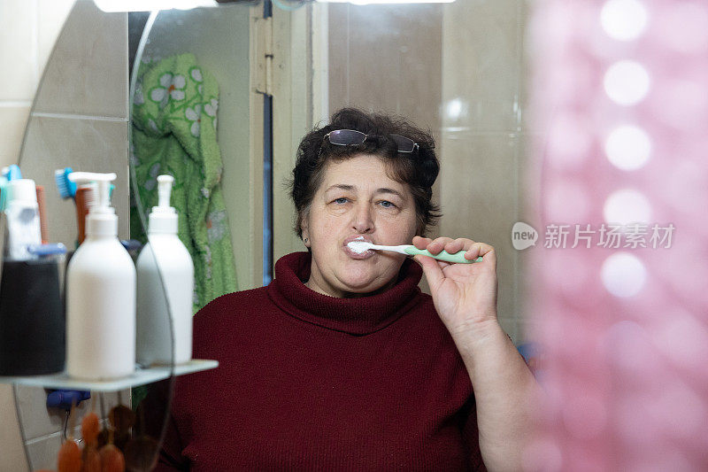 女人在浴室里刷牙。