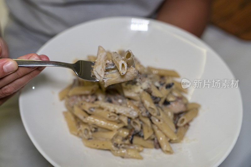 意大利面与白蘑菇和奶油酱料库存照片