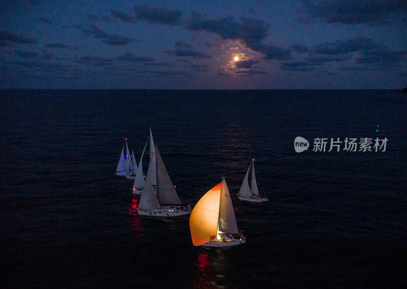 豪华游艇在帆船赛在愚月之夜。