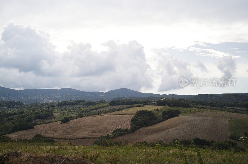 托斯卡纳沃尔泰拉周围的山丘