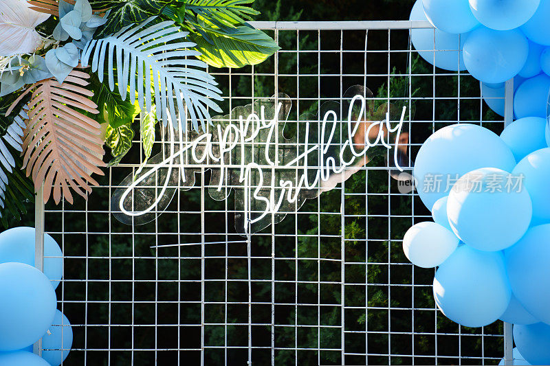 蓝色气球和铅字。照片区和节日装饰。