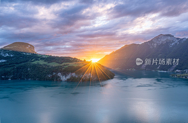 从莫尔沙克看生机勃勃的日落&美丽的瑞士阿尔卑斯山耸立在瑞士卢塞恩湖蓝绿色的水
