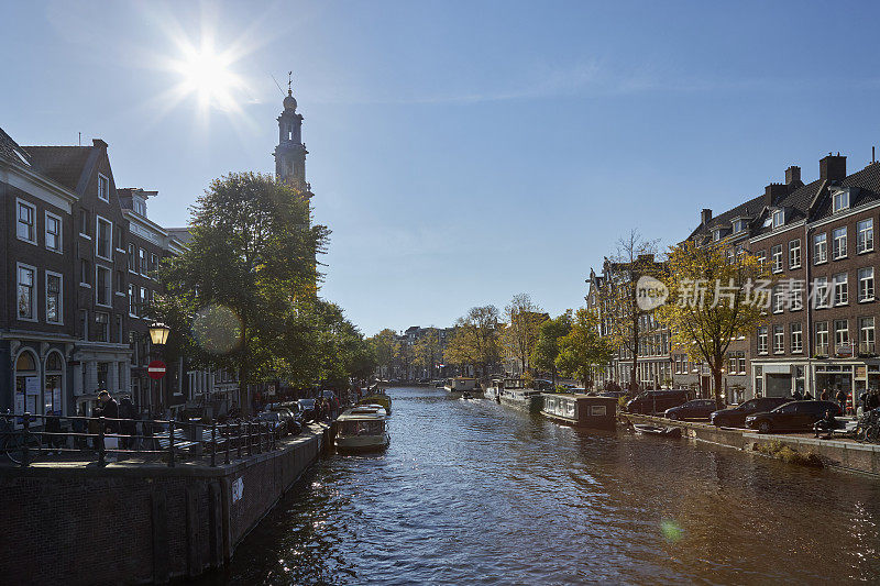 背景是阿姆斯特丹的Prinsengracht运河和Westerkerk