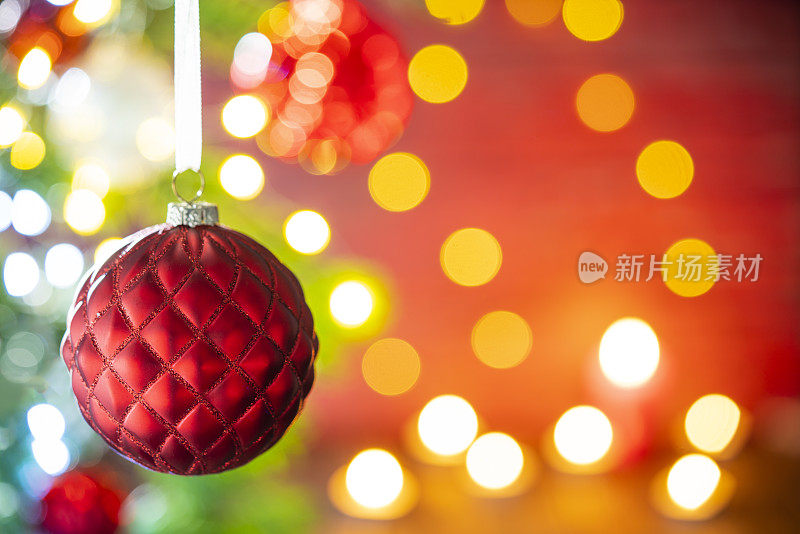 圣诞冷杉树背景与小玩意和发光的圣诞节