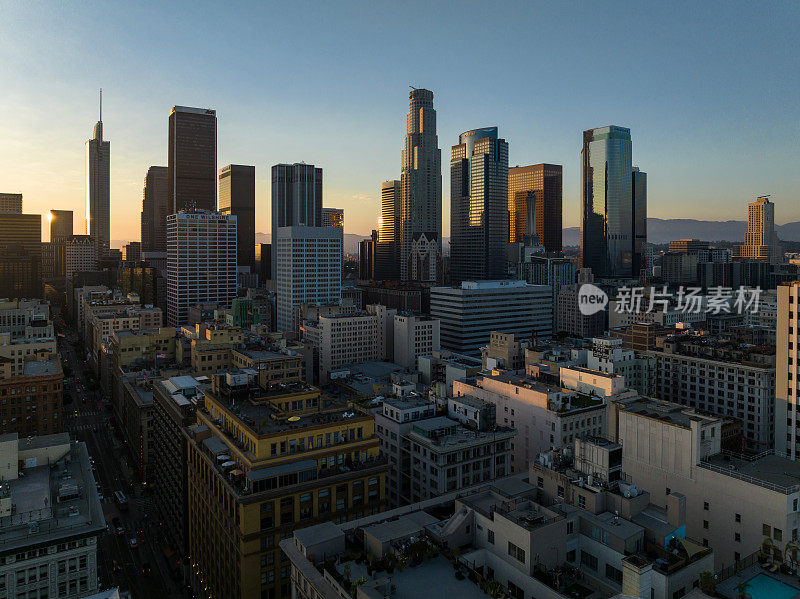 无人机从第七街上空拍摄洛杉矶市中心日落