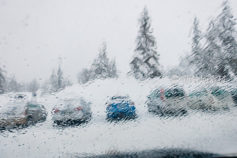 下雪的停车场上的坏天气