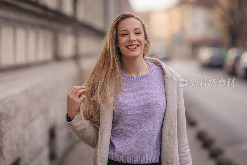 街上年轻漂亮的女孩。城市生活方式的写照。