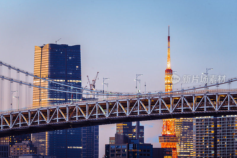 彩虹桥横跨东京湾，日本东京