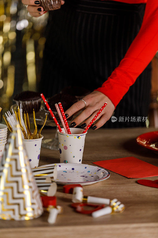 一名年轻女子正在为情人节庆祝活动摆桌子