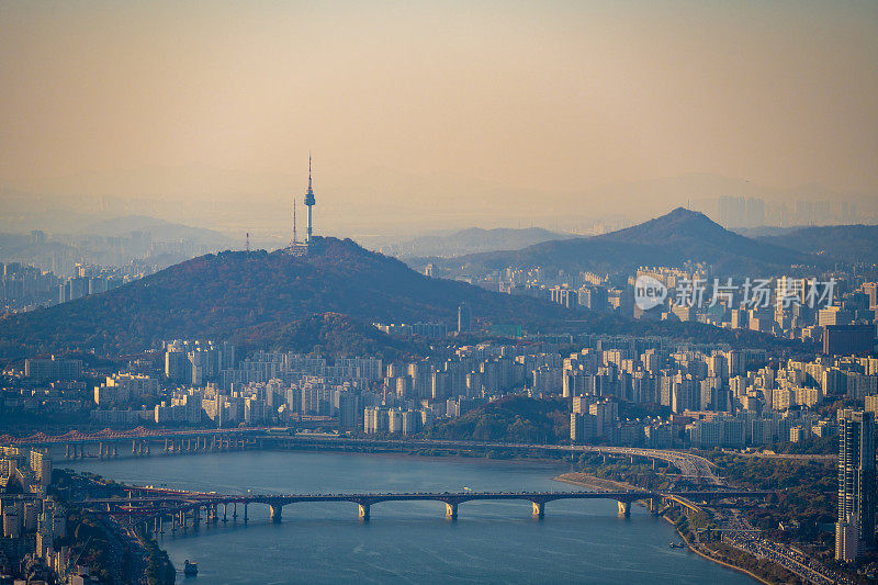 日落时分的韩国首尔城市天际线